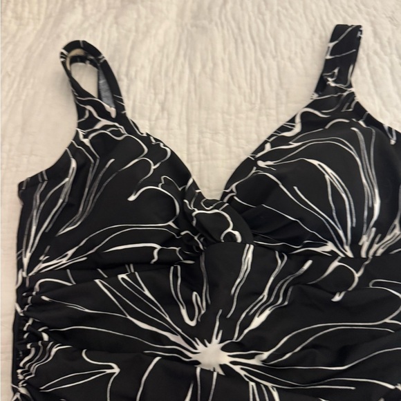 Trimshaper swimsuit womens size 10. One piece black & white - Picture 4 of 12